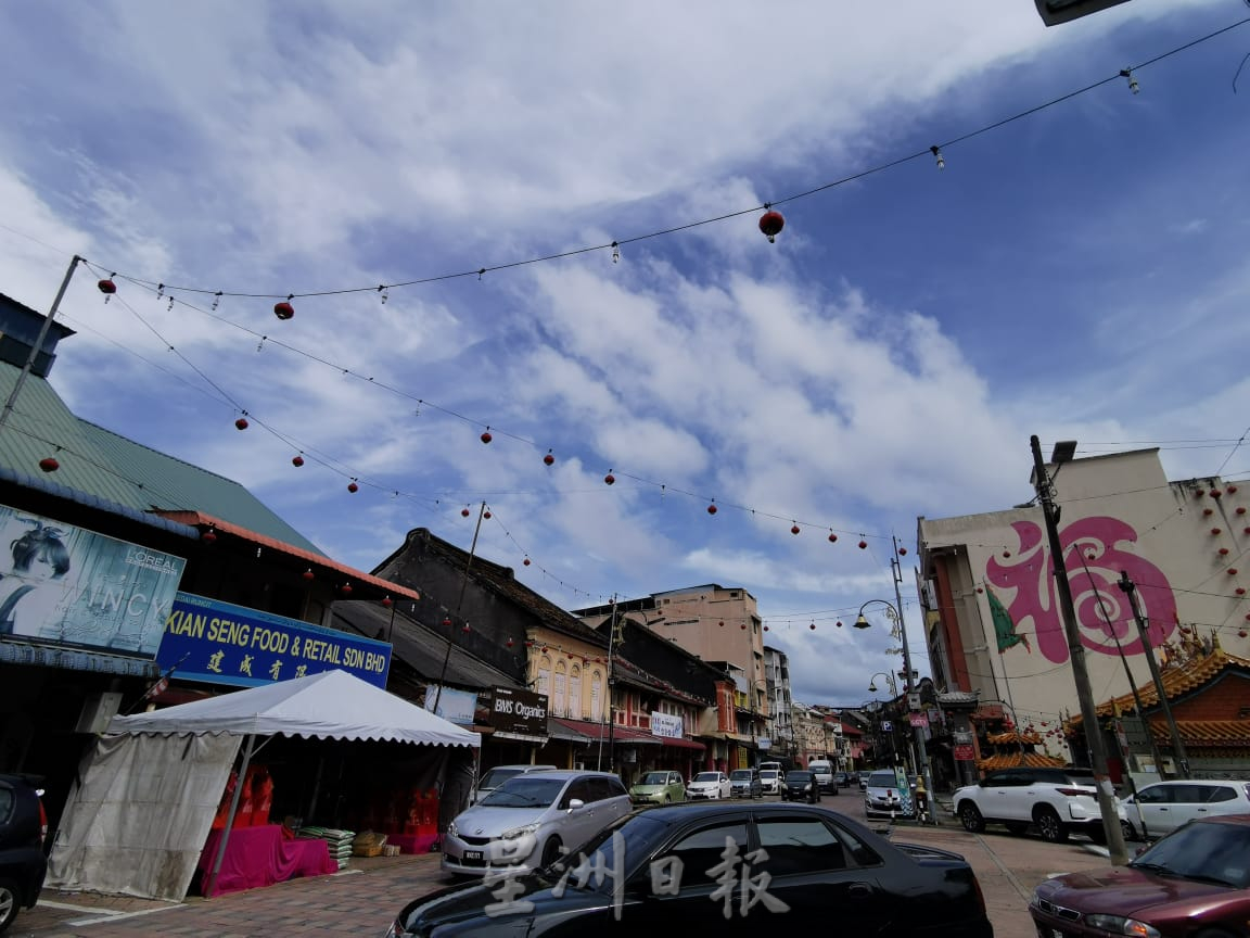 东:瓜登唐人街却静悄悄,街头巷尾不见任何新年装饰,只有破损褪色的灯笼依然高高挂,