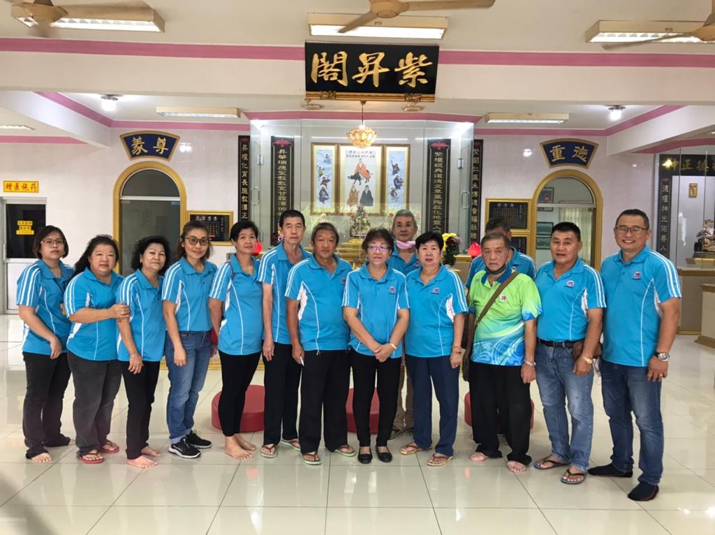 东:甘马挽德教会紫昇阁发扬传统孝道, 日前在该阁所主办孝亲敬老活动, 共有200位乐龄人士以“得来速”方式领取红包和恩物。