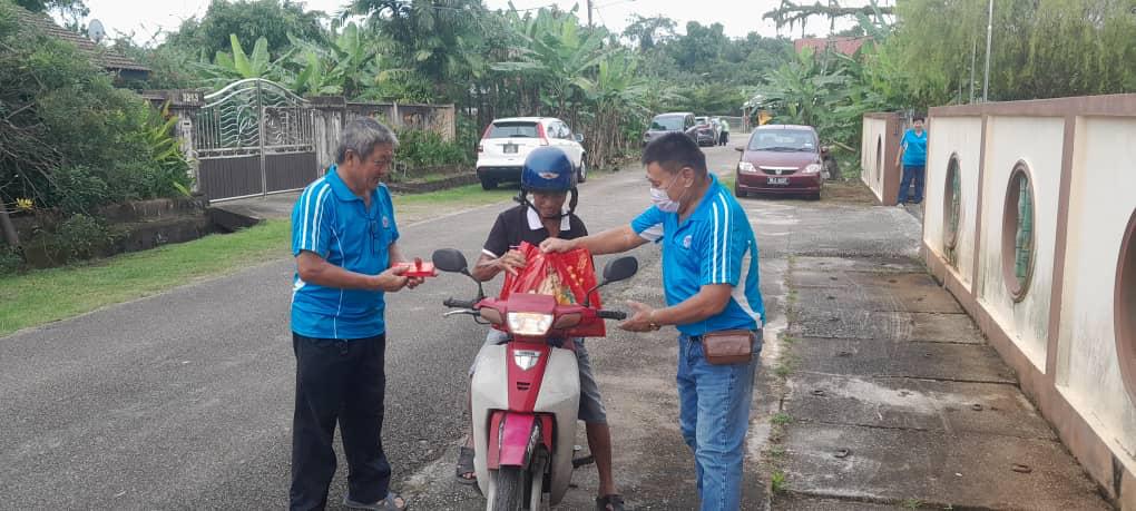 东:甘马挽德教会紫昇阁发扬传统孝道, 日前在该阁所主办孝亲敬老活动, 共有200位乐龄人士以“得来速”方式领取红包和恩物。