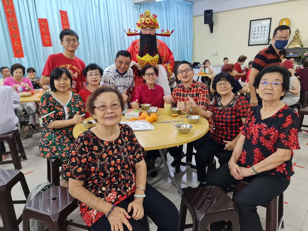 东:登嘉楼佛教会在今年新春特别布置礼堂,让佛友及民众在新年期间到佛教会礼佛及祭拜先人时,可以到大礼堂拍照打卡及点灯祈福,让大家可以在佛教会逗留更久,认识佛教会。