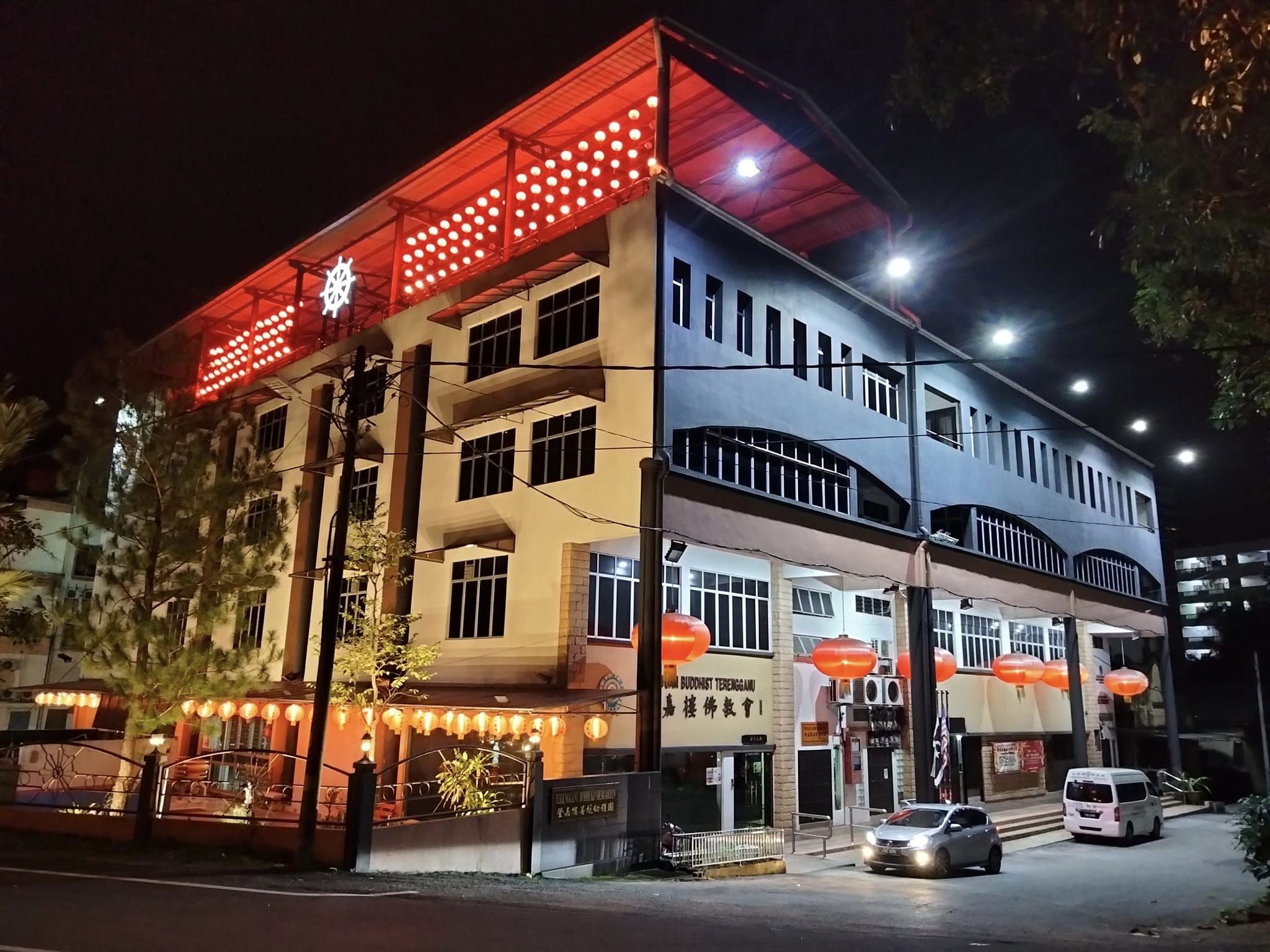 东:登嘉楼佛教会在今年新春特别布置礼堂,让佛友及民众在新年期间到佛教会礼佛及祭拜先人时,可以到大礼堂拍照打卡及点灯祈福,让大家可以在佛教会逗留更久,认识佛教会。