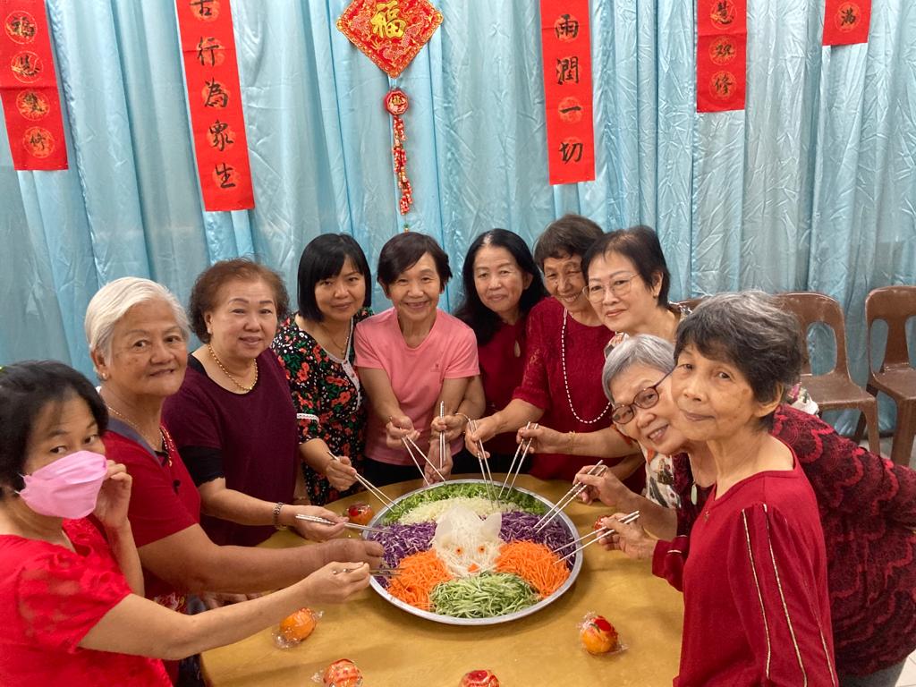 东：登嘉楼佛教会在今年新春特别布置礼堂，让佛友及民众在新年期间到佛教会礼佛及祭拜先人时，可以到大礼堂拍照打卡及点灯祈福，让大家可以在佛教会逗留更久，认识佛教会。