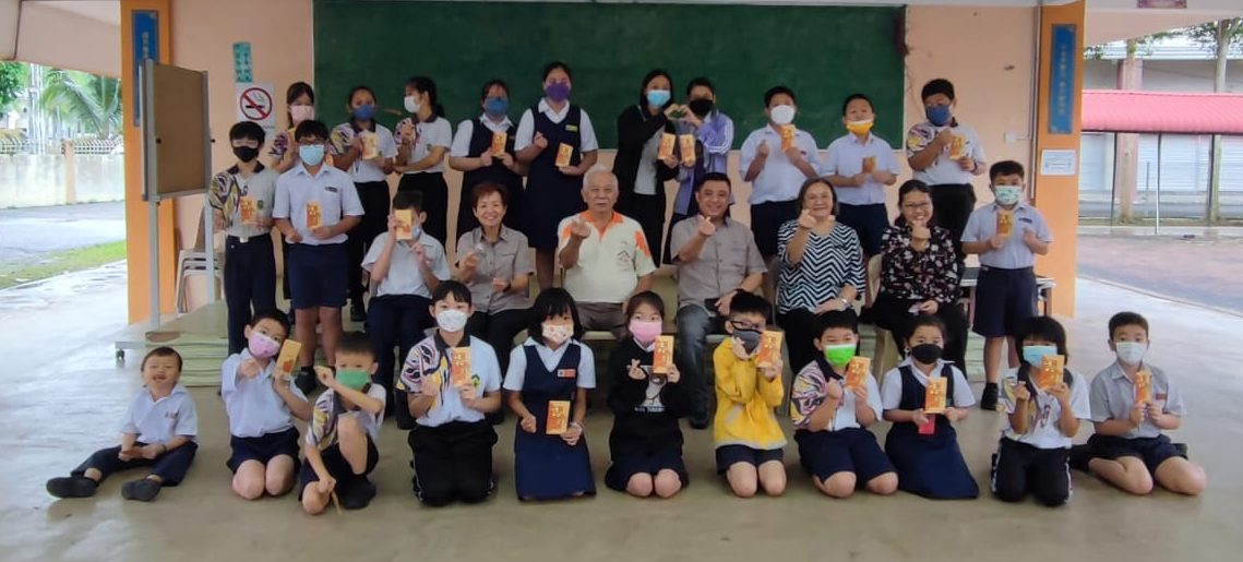 东:登嘉楼佛教会趁著新春佳节,向中华维新小学清寒学生派红包献关怀。