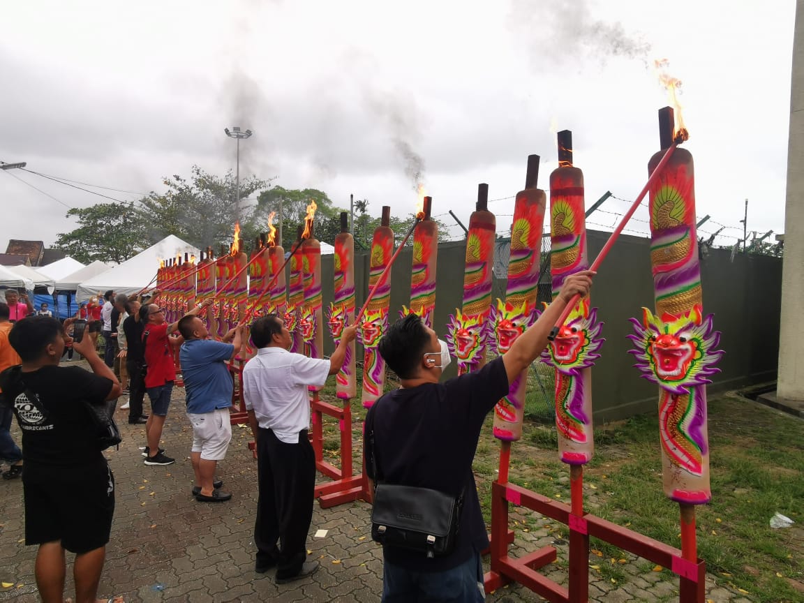 东:登嘉楼关帝庙在后疫情时代迎来的第一个天公诞,庙方准备丰盛供品与善信和民众一起“拜天公” ,还请来舞狮助兴,场面热闹。
