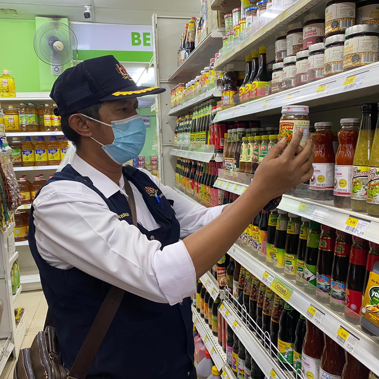 东:登州卫生局关注食品品质,配合新春展开特别行动,突击检查超市、迷你市场、杂货店及批发市场,充公157种逾期和损坏的食品产品。