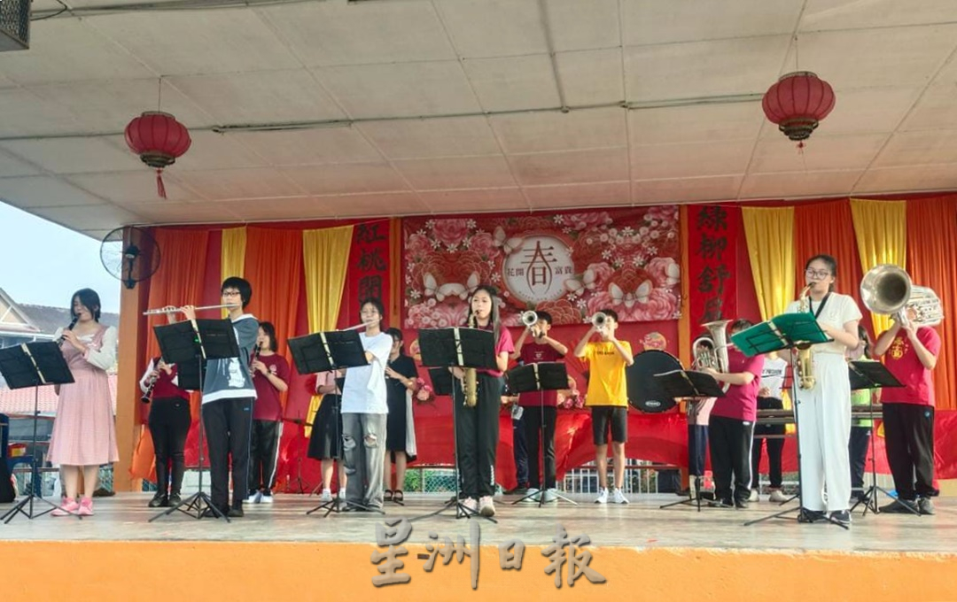 东:直凉华中热闹表演比赛庆新春