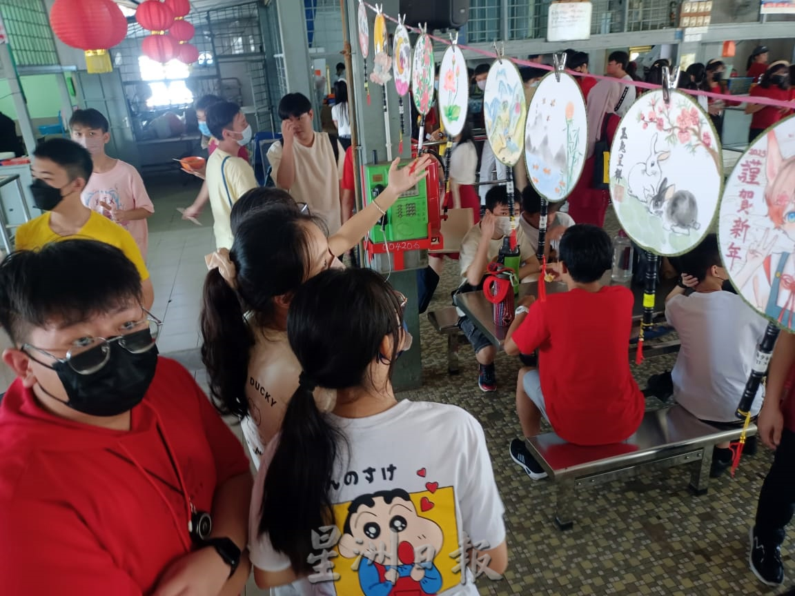 东:直凉华中热闹表演比赛庆新春