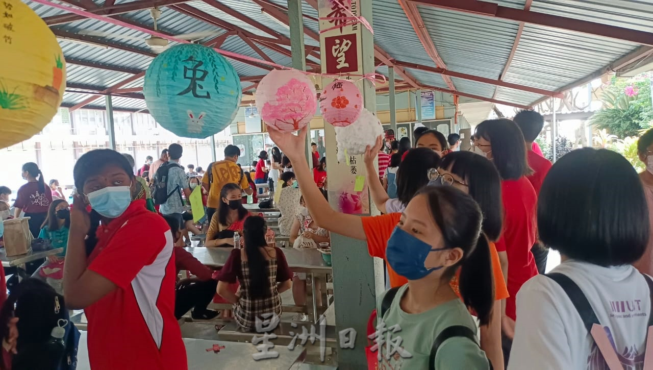 东：直凉华中热闹表演比赛庆新春