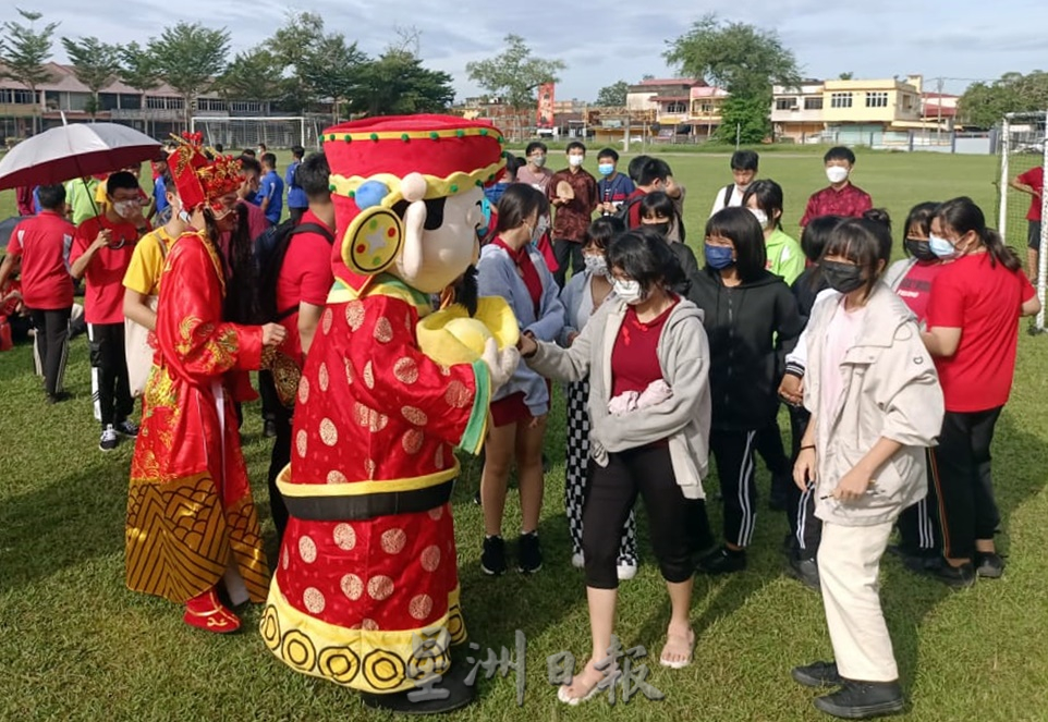 东:直凉华中热闹表演比赛庆新春