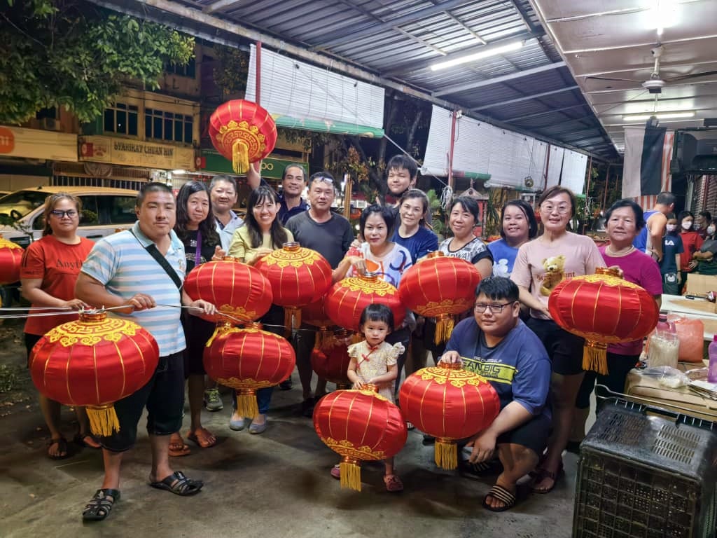 东:直凉市区挂灯笼 华夏大会堂14日办亮灯