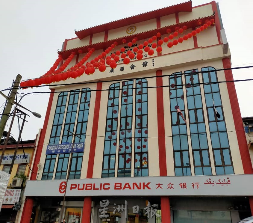 东：社团挂灯笼增添气氛