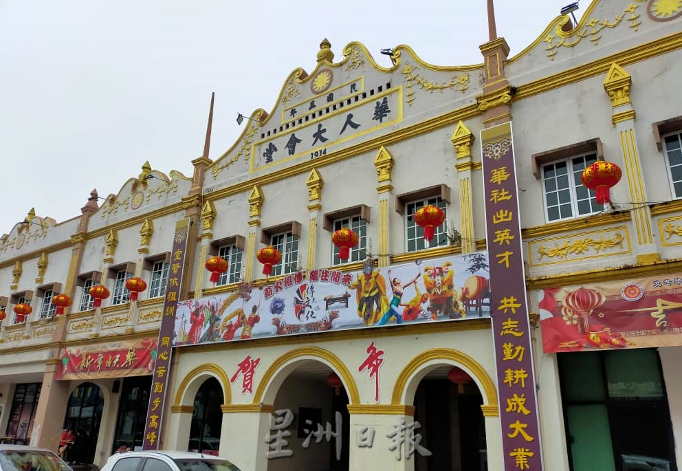 东：社团挂灯笼增添气氛