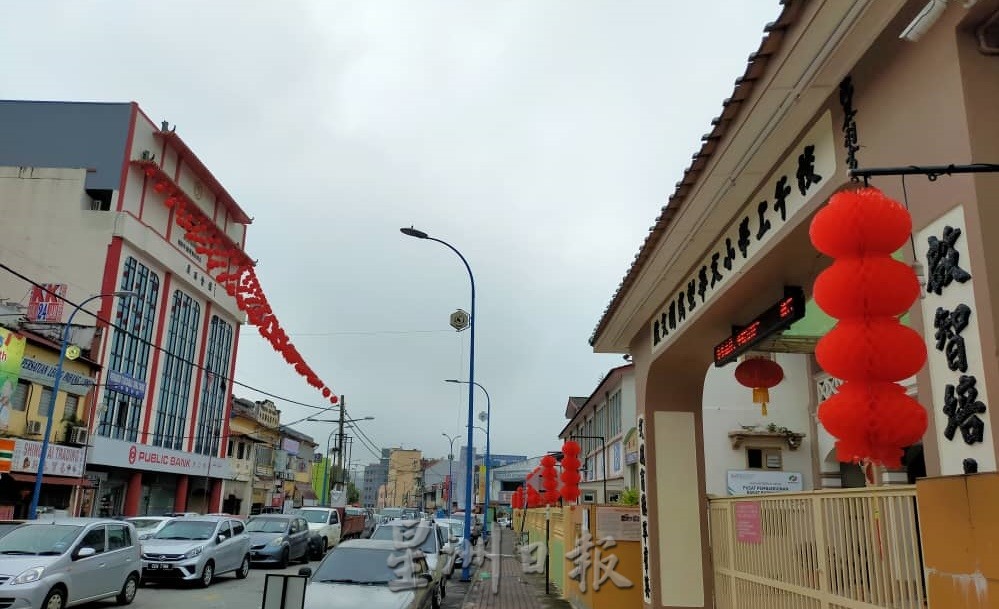 东:社团挂灯笼增添气氛