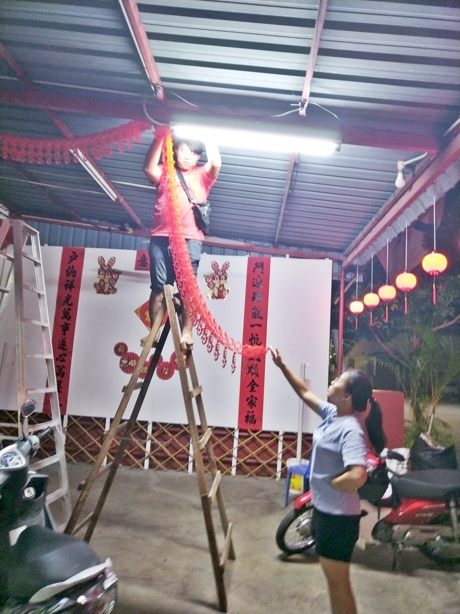 东：行动党设新春打卡区 州议员服务中心与缘爱组织联合施赠