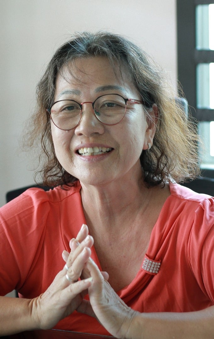 东:行情不好,善行也少?老人院孤儿院新春探访预约淡静。