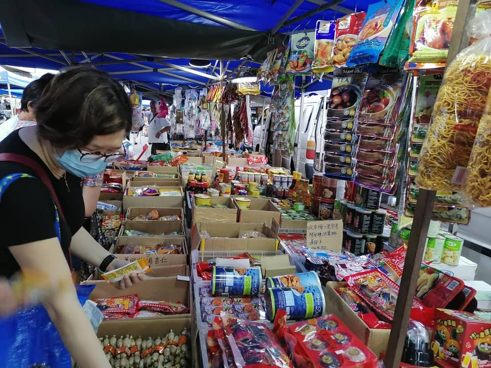 东：距离新春佳节剩两周，甘榜爪哇早市民众开始冲刺办年货。