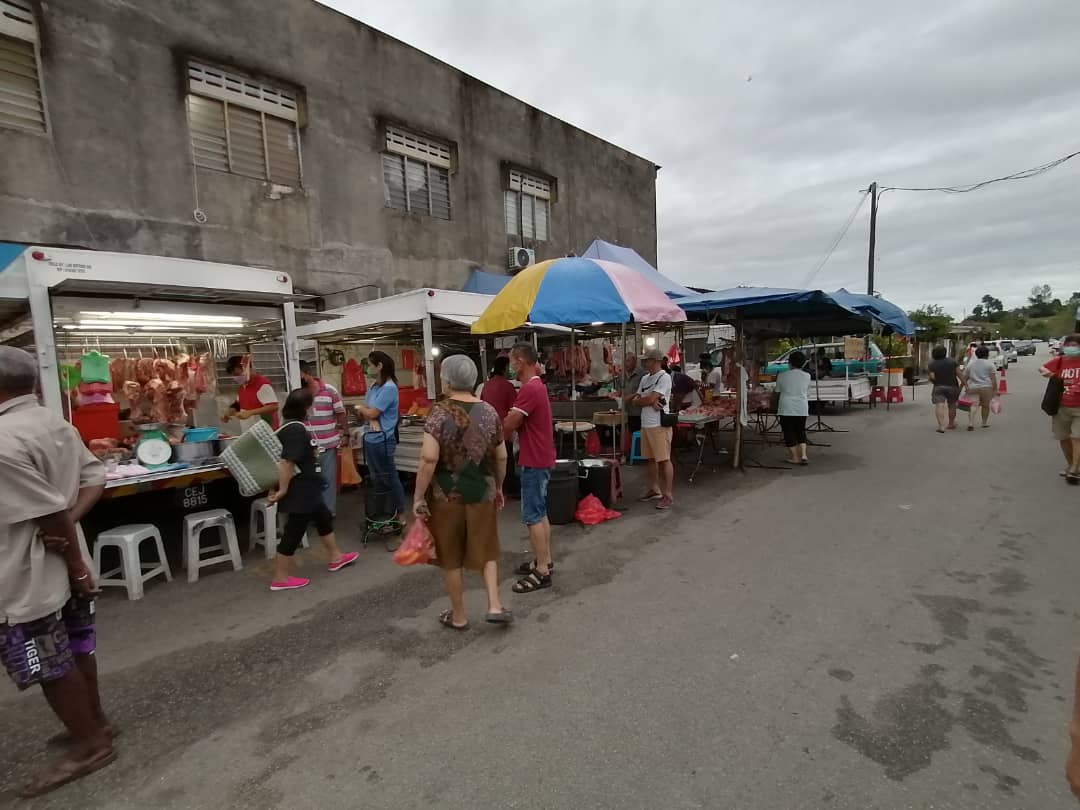 东：距离新春佳节剩两周，甘榜爪哇早市民众开始冲刺办年货。