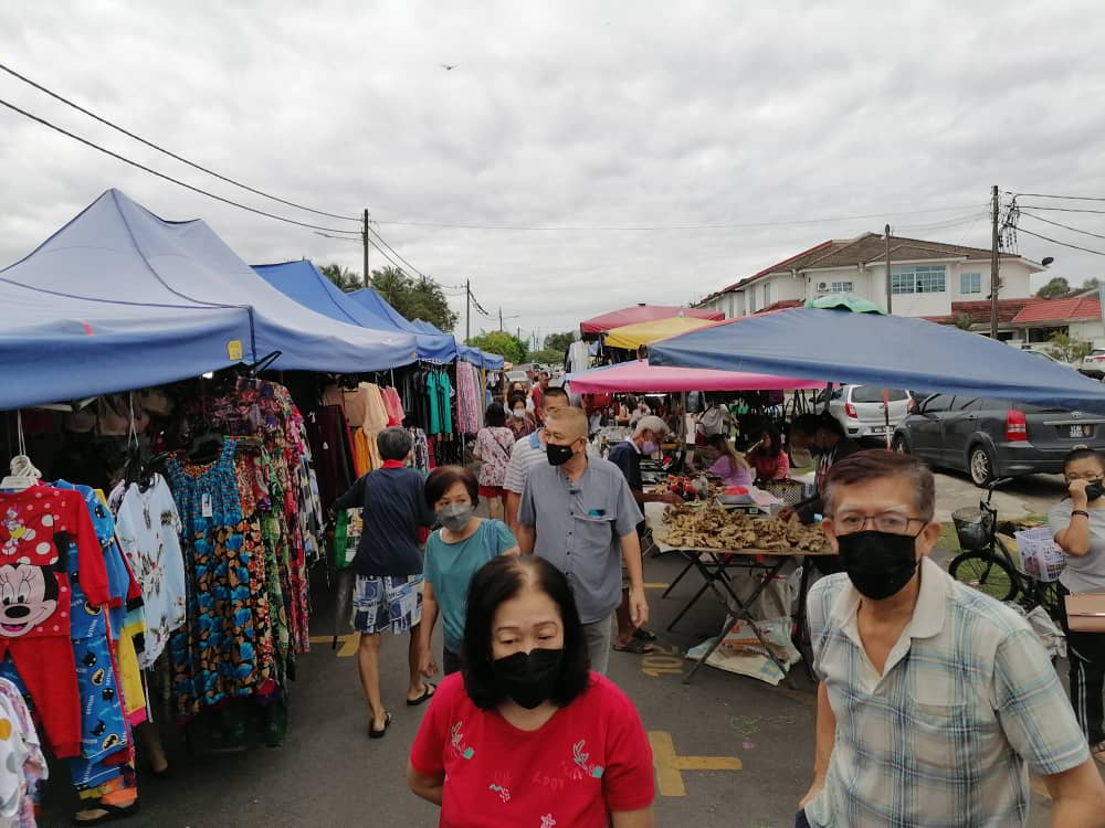东：距离新春佳节剩两周，甘榜爪哇早市民众开始冲刺办年货。