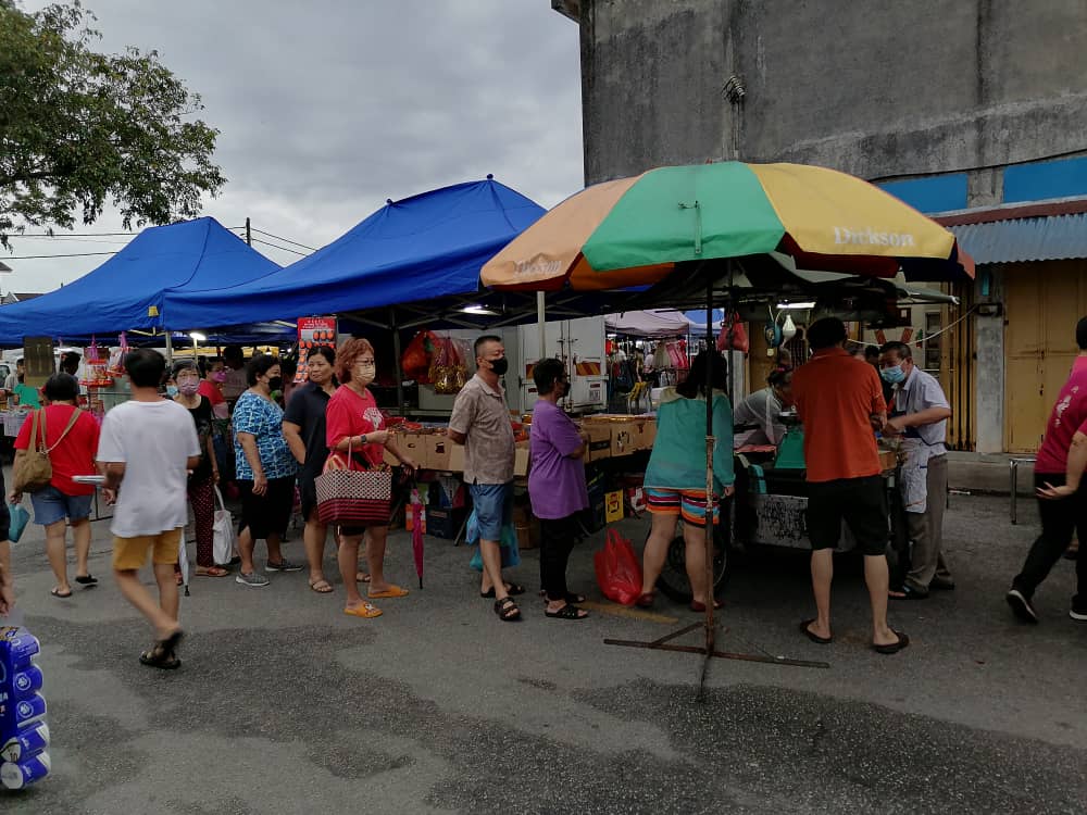 东：距离新春佳节剩两周，甘榜爪哇早市民众开始冲刺办年货。