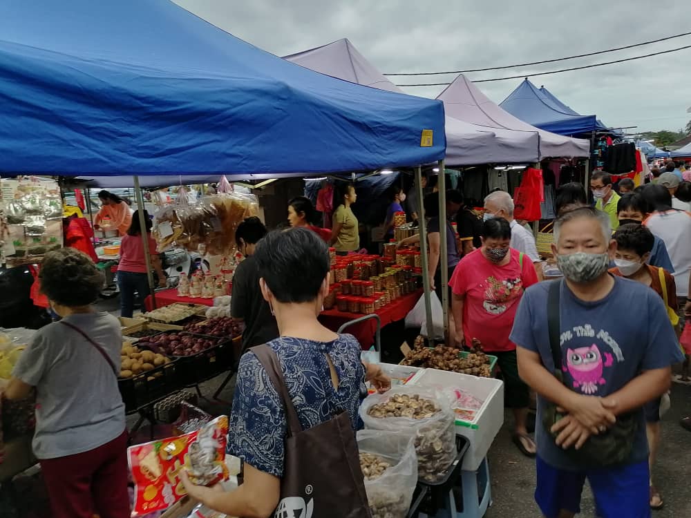 东：距离新春佳节剩两周，甘榜爪哇早市民众开始冲刺办年货。