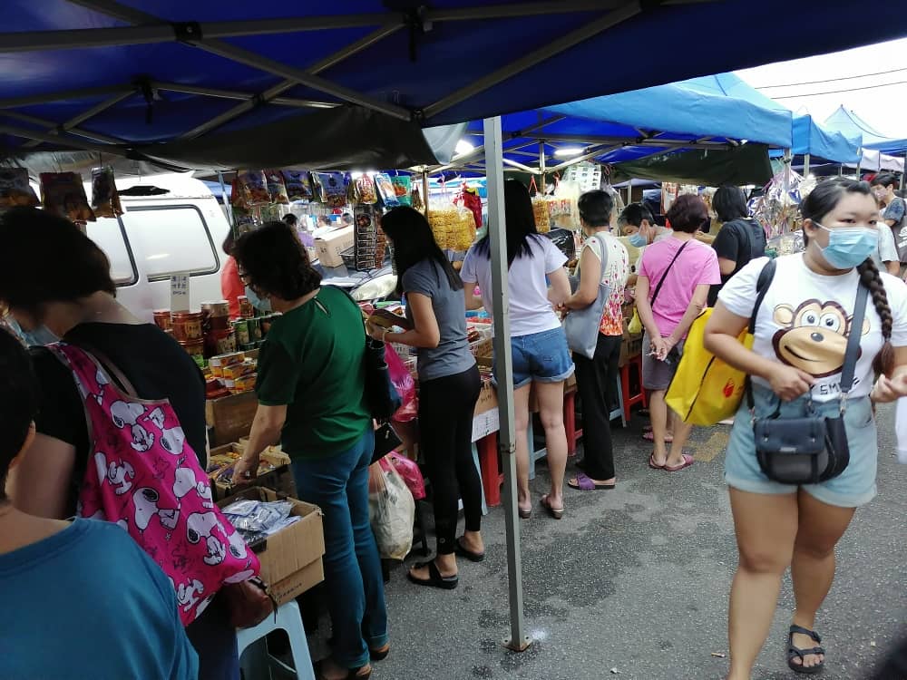 东：距离新春佳节剩两周，甘榜爪哇早市民众开始冲刺办年货。