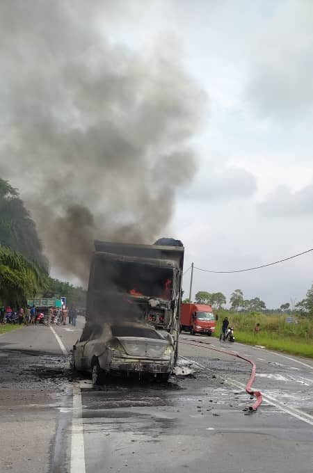东:轿车与罗里相碰撞起火燃烧,两人遭夹及被烧死。