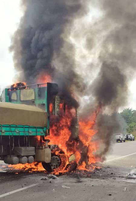 东:轿车与罗里相碰撞起火燃烧,两人遭夹及被烧死。