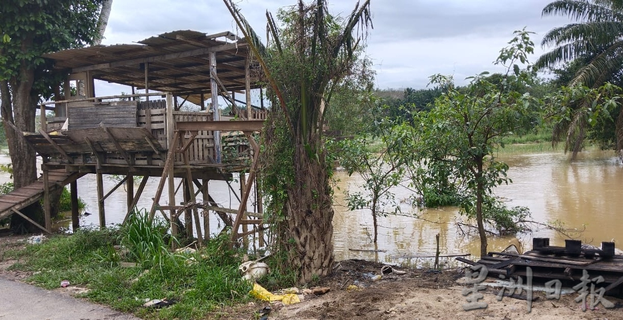 东:连续2天下雨,士曼丹河河水猛涨!