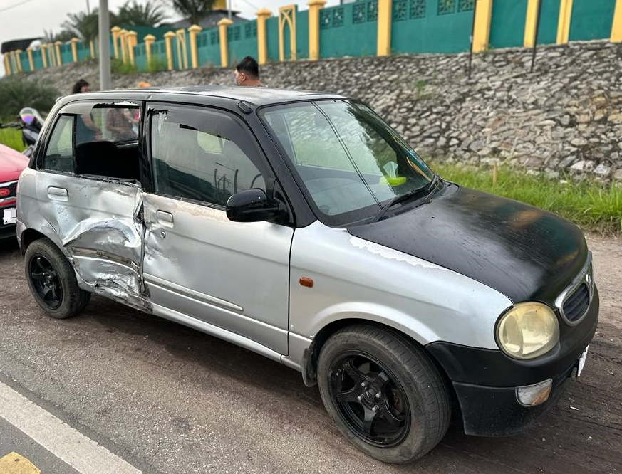 东:重型摩托车撞车