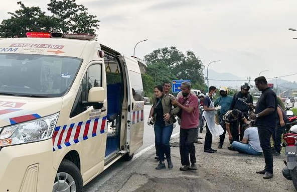 东:重型摩托车撞车