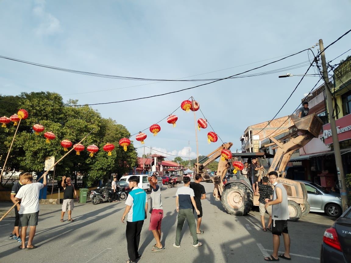 东:金马扬泗公联谊会联合热心村民展开布年景