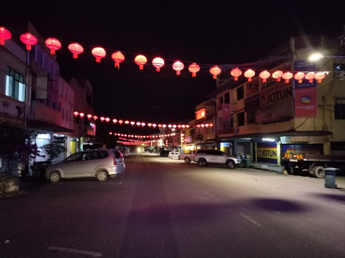 东:金马扬泗公联谊会联合热心村民展开布年景