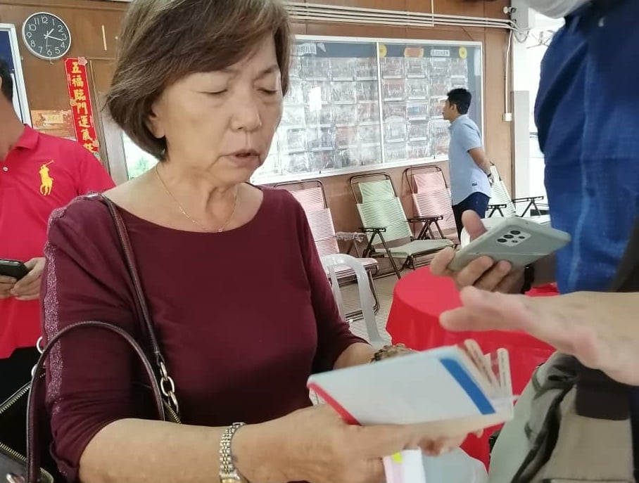 东:银行户头遭盗提5000令吉,安老院副主任陈俐桦求助沈春祥追讨失款。