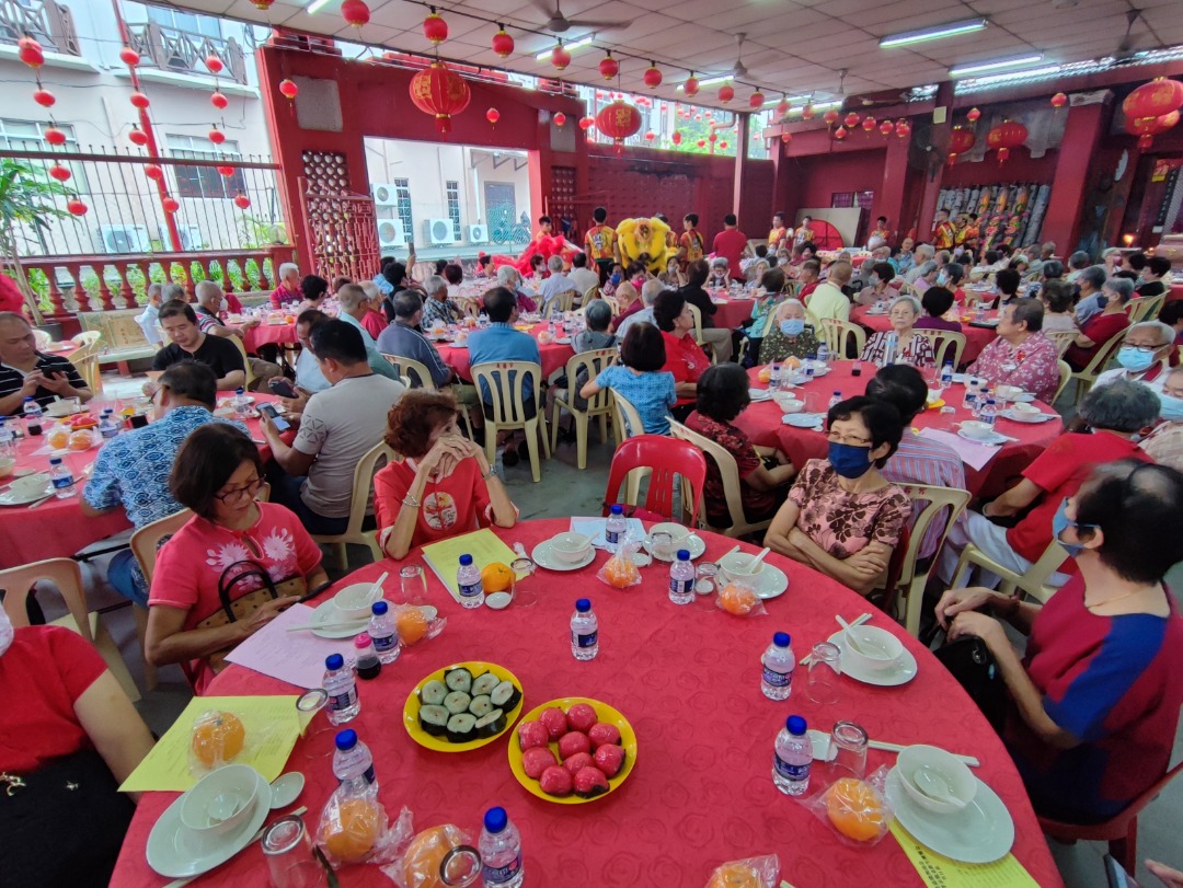 东:随着疫情放缓,登嘉楼海南会馆复办孝亲敬老新年聚餐会,邀请逾160位乐龄会员出席同欢共庆。