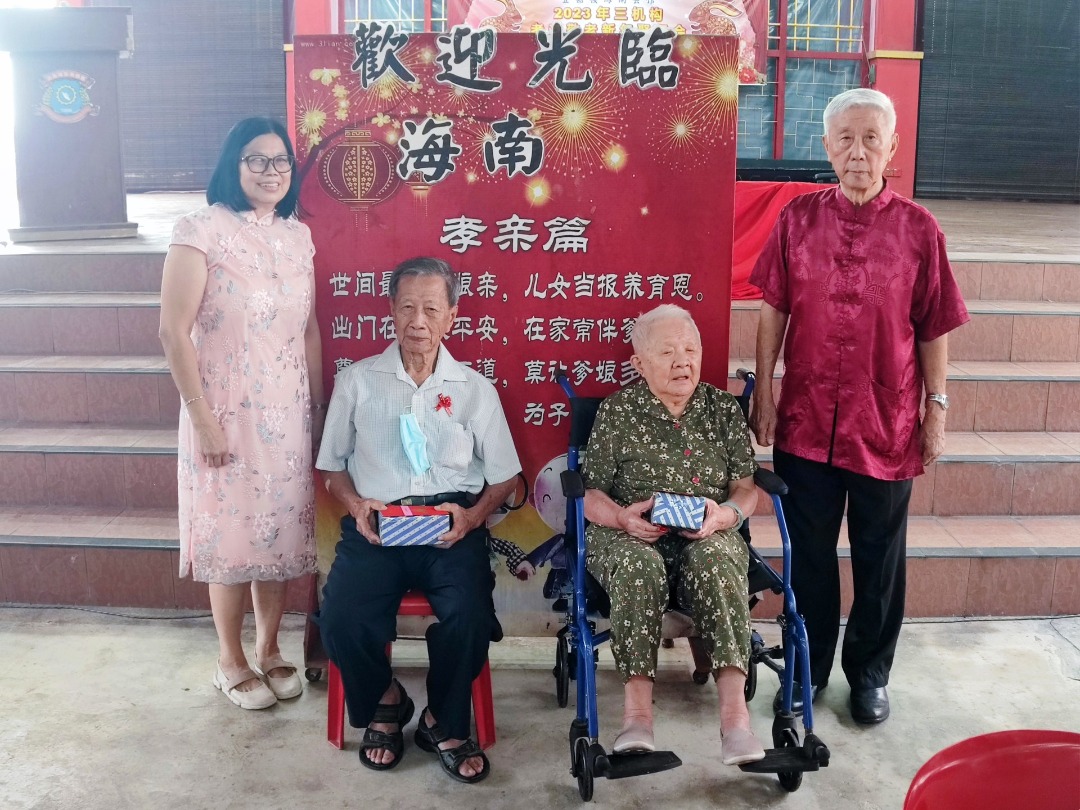 东:随着疫情放缓,登嘉楼海南会馆复办孝亲敬老新年聚餐会,邀请逾160位乐龄会员出席同欢共庆。