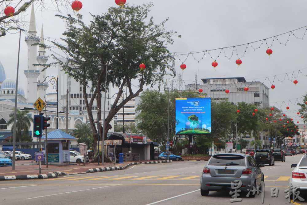 马哥打街红灯笼庆新春,商家称赞有佳节气氛。