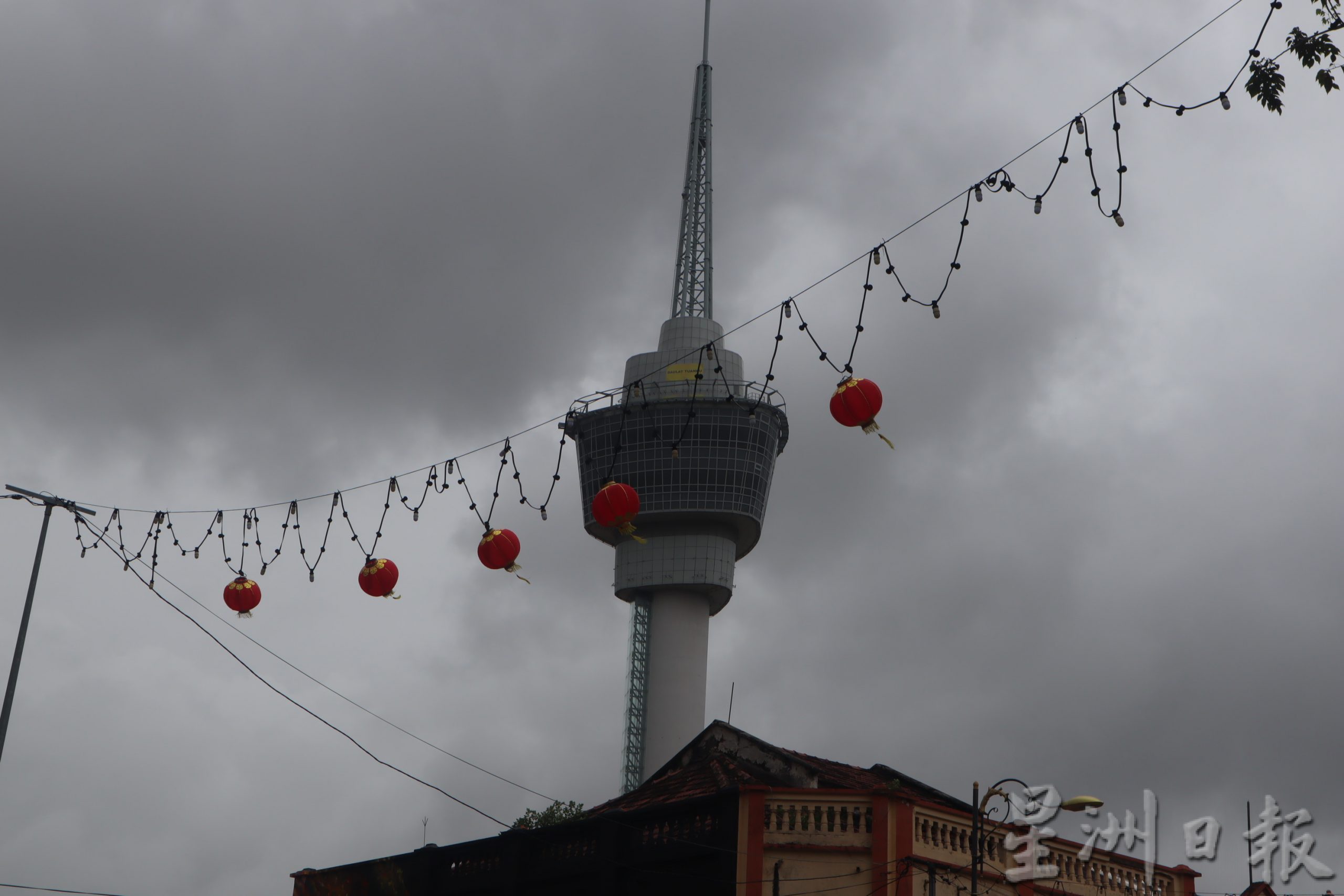 马哥打街红灯笼庆新春,商家称赞有佳节气氛。