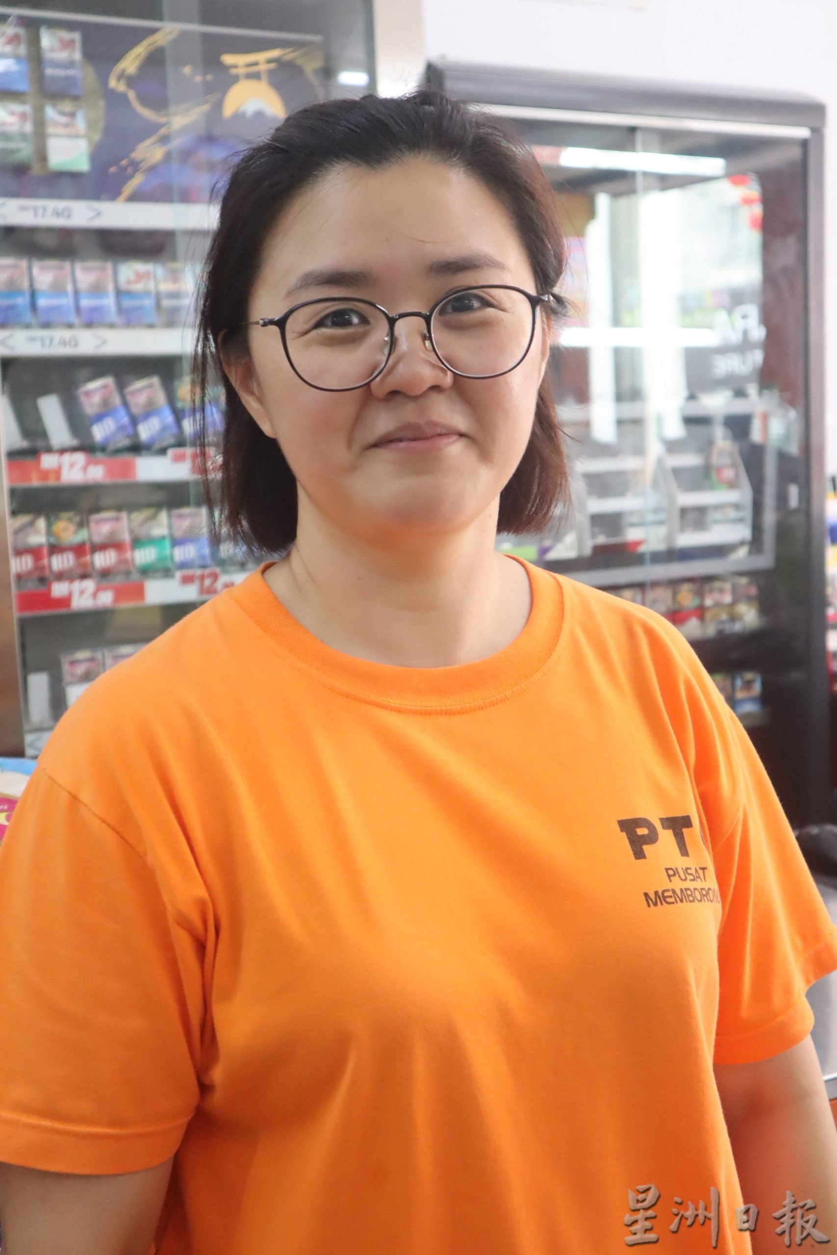 马哥打街红灯笼庆新春,商家称赞有佳节气氛。