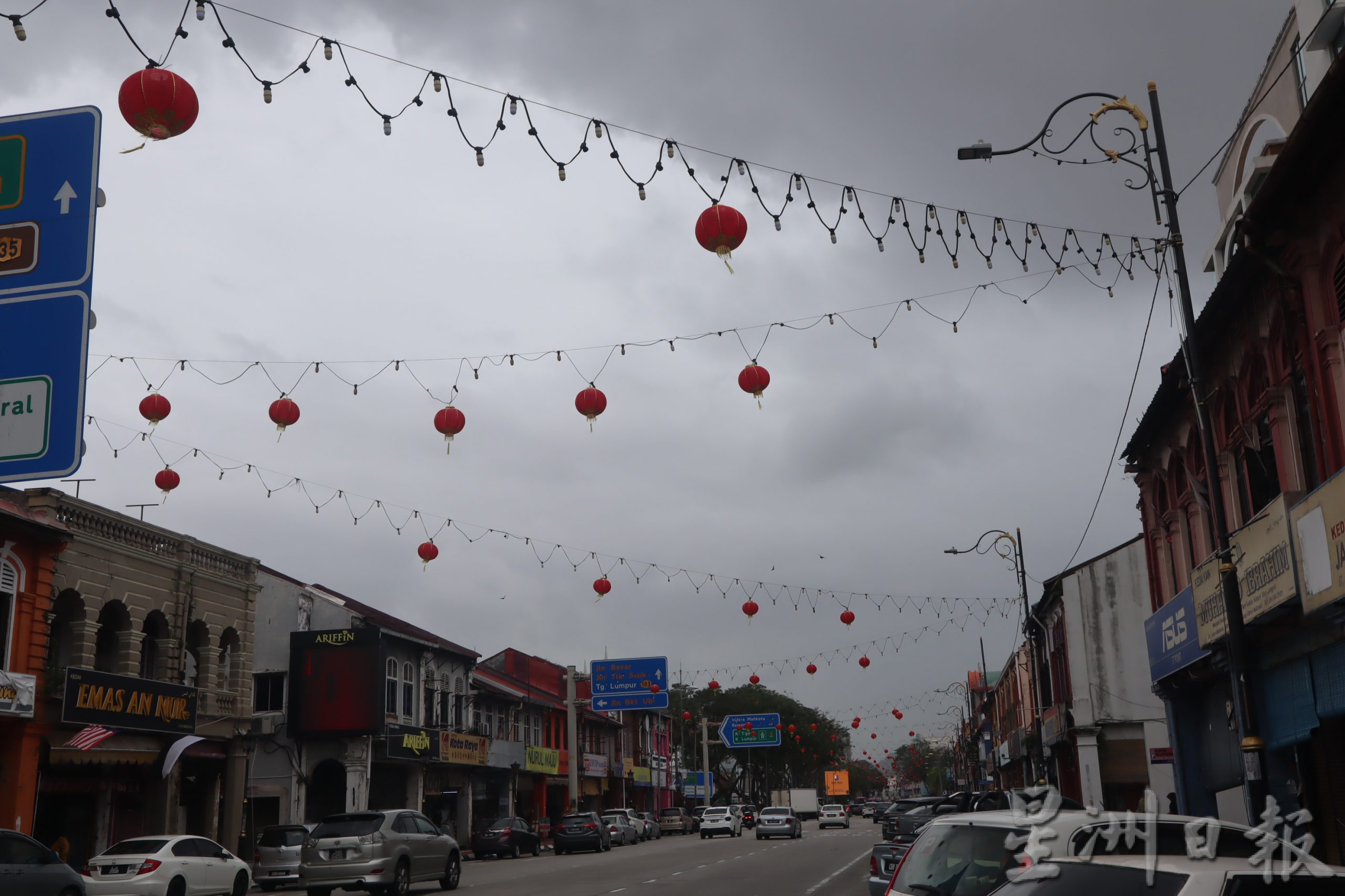马哥打街红灯笼庆新春,商家称赞有佳节气氛。