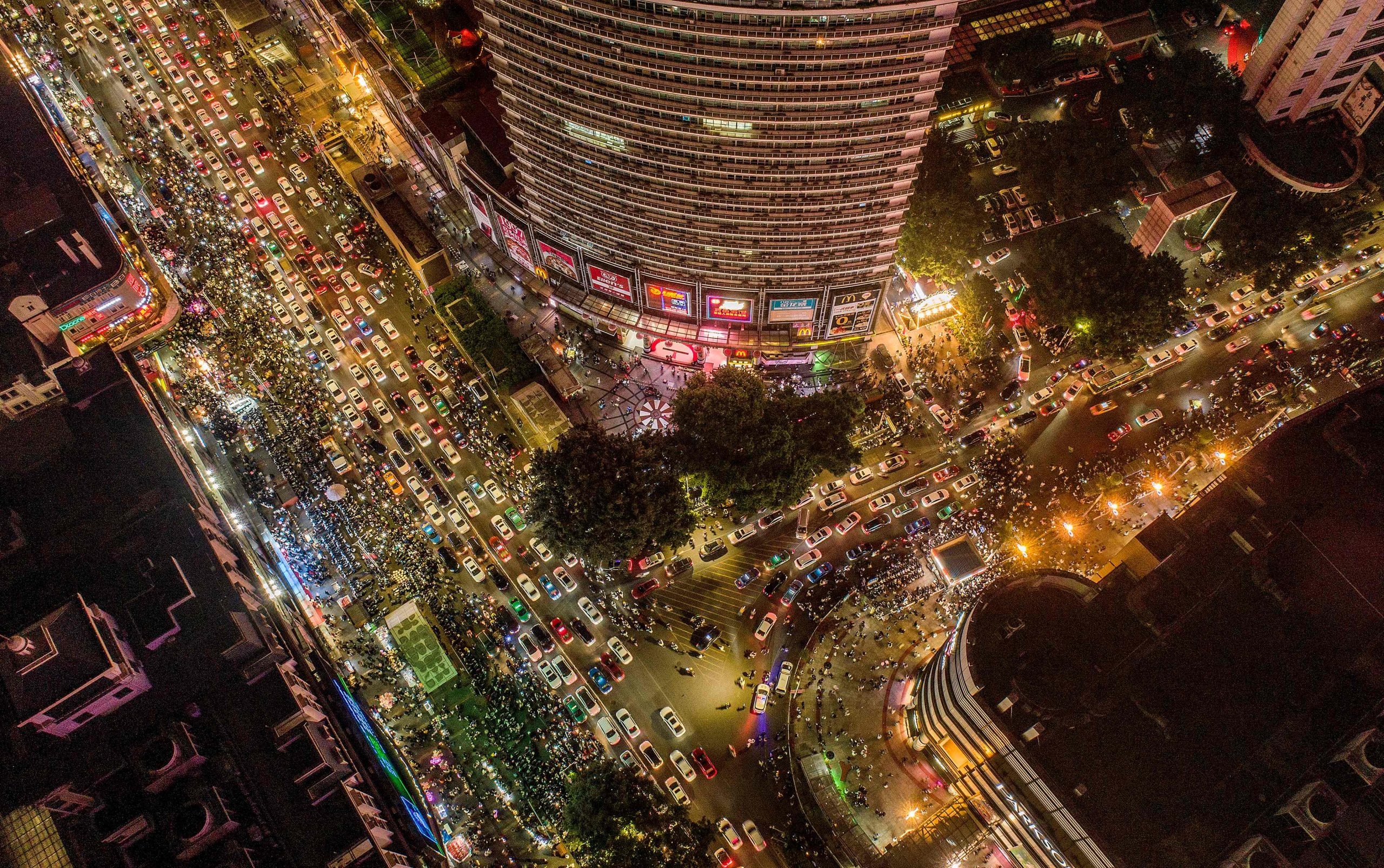 中国多地民众聚集迎接新年