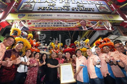 中国赠大马石雕瑞狮  坐镇茨厂街添祥瑞