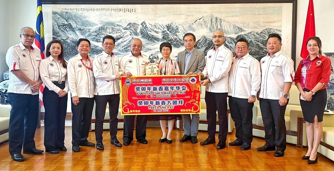 中国驻亚庇总领事黄世芳:支持由丹斯里吴添泉领导的沙华堂明年办全国华人文化 节