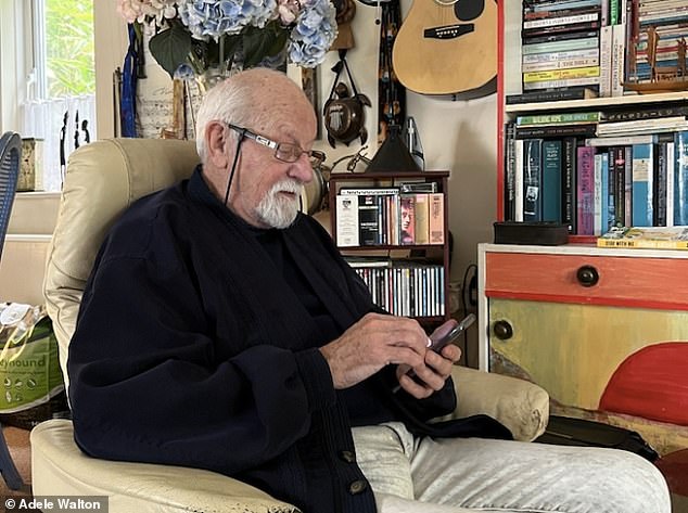 为学会使用智能手机·86岁男子刊招聘启事找“补习老师”