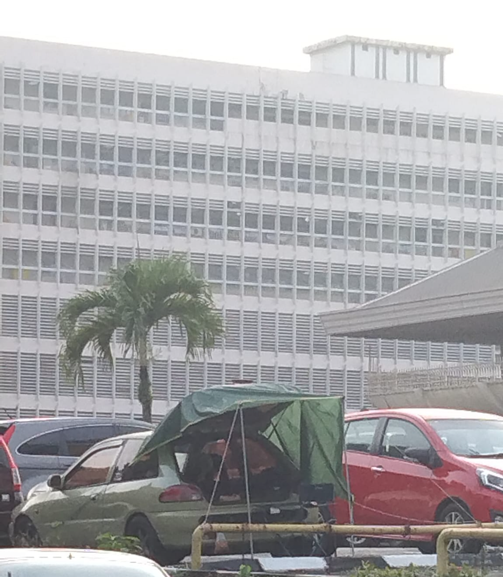 为省钱省车程看孩子 父亲医院外“扎营”睡车上