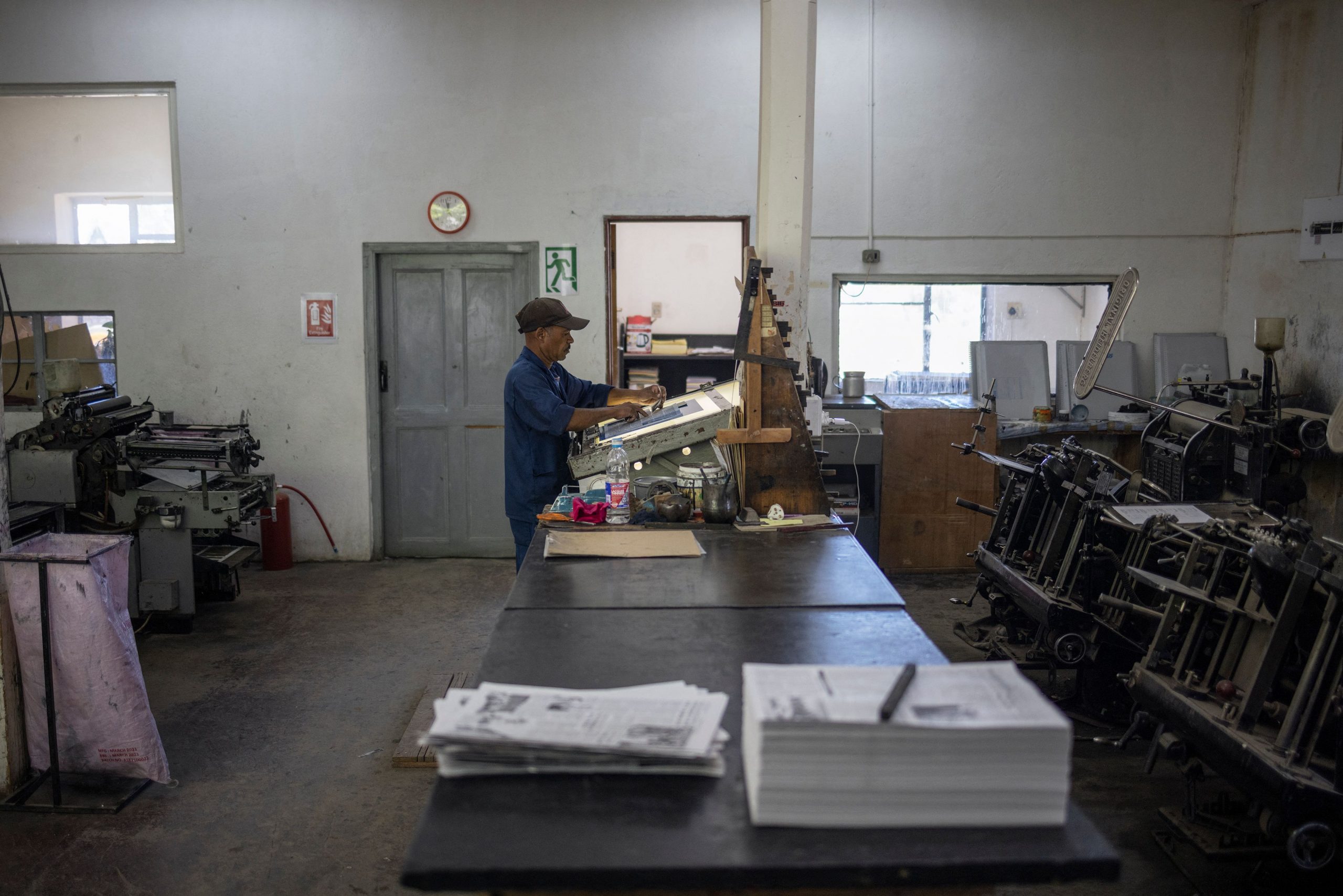 九旬翁为南非沙漠送报40年 成夕阳产业最后守护者