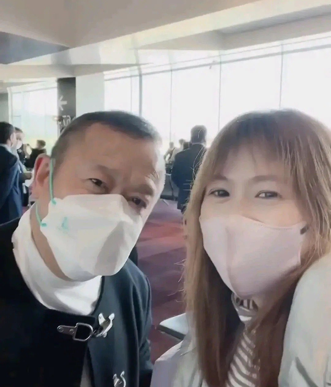 亲切搂女粉肩拍照引争议 曾志伟被批借机揩油