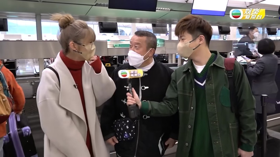 亲切搂女粉肩拍照引争议 曾志伟被批借机揩油