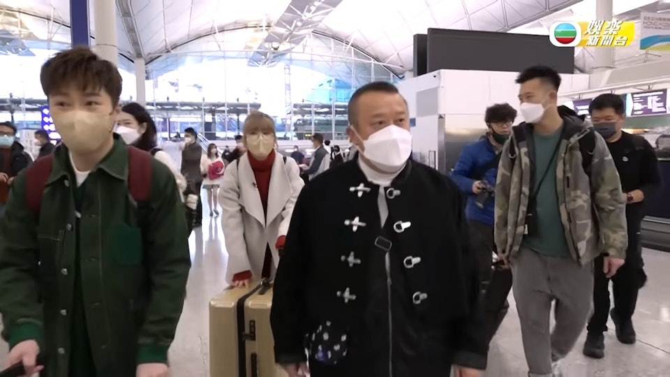 亲切搂女粉肩拍照引争议 曾志伟被批借机揩油