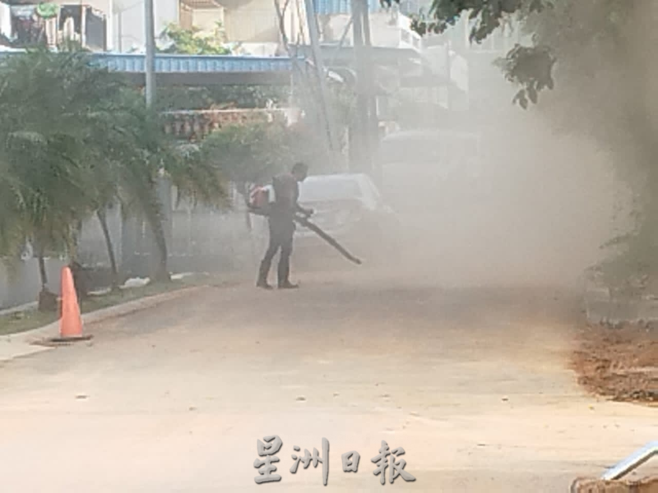 以吹叶机吹路面红泥 引“红尘飞扬”气煞居民