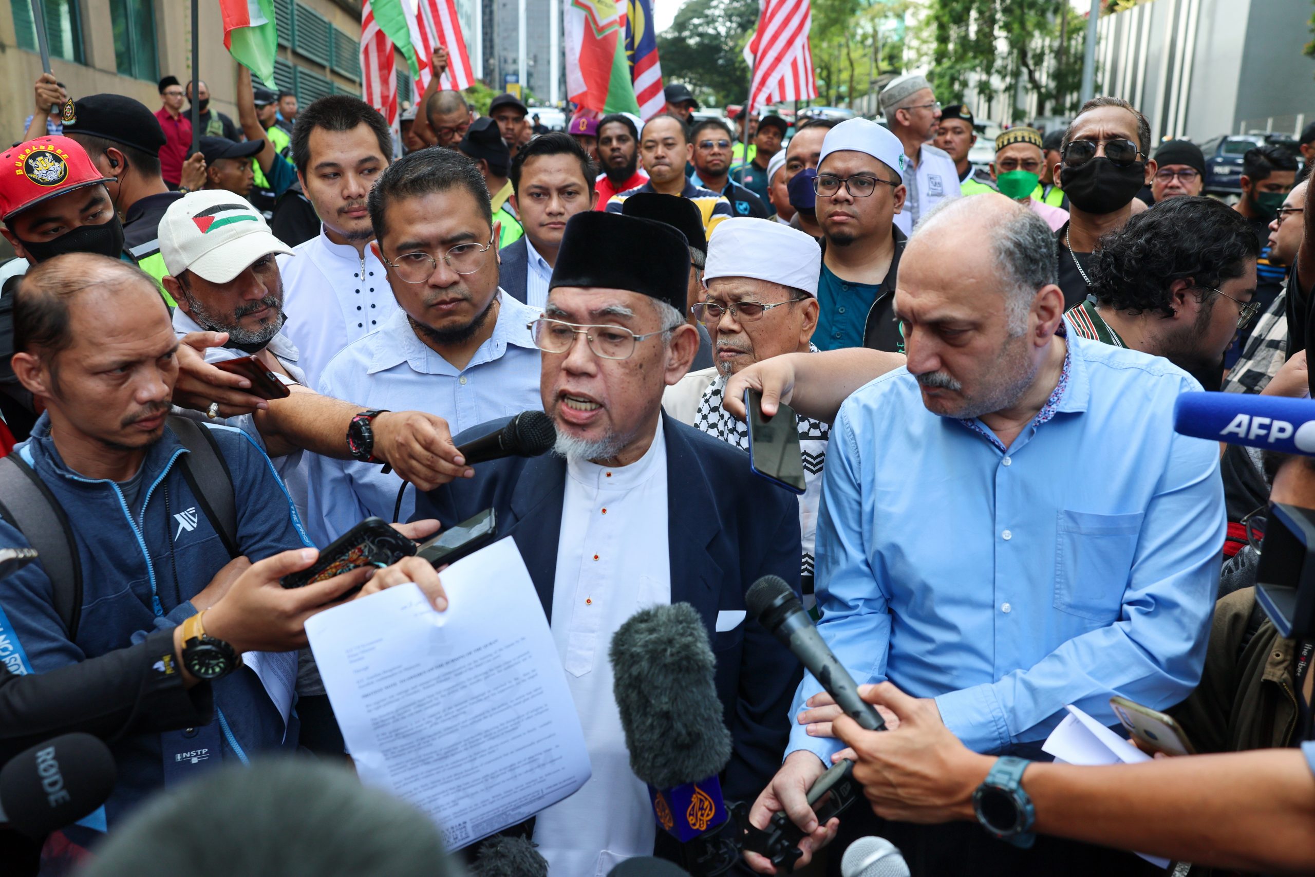 伊青团约千人游行至瑞典大使馆外抗议烧可兰经事件